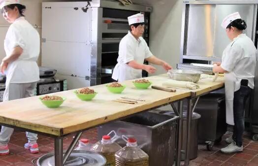 當(dāng)學(xué)生走進(jìn)學(xué)校食堂后廚會發(fā)生什么一幕